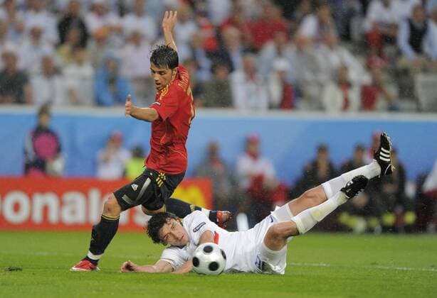 Yuriy Zhirkov (Rußland, re.) kommt gegen David Villa (Spanien) zu Fall Fußball Länderspiel Herren EURO 2008, EM, Nationalteam, Nationaltrikot, Spanien - Rußland 4:1 Gruppe Innsbruck Dynamik, Kampf,