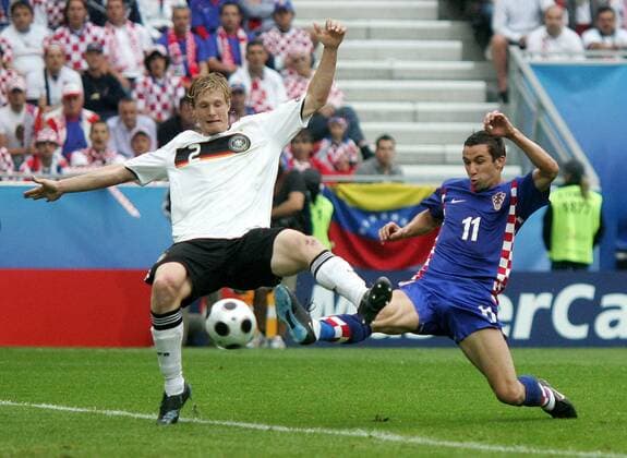 Darijo Srna (Kroatien, re.) erzielt das 1:0 gegen Marcell Jansen (Deutschland) - Fußball EM Herren Euro 2008, Länderspiel, Nationalteam, Nationaltrikot Gruppe Klagenfurt Dynamik,