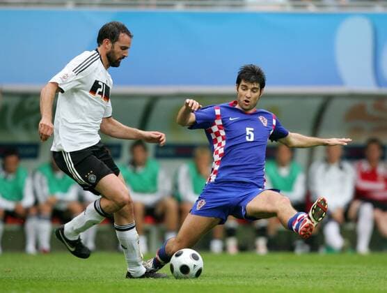 Christoph Metzelder (Deutschland, li.) gegen Vedran Corluka (Kroatien) Fußball EM Herren Euro 2008, Länderspiel, Nationalteam, Nationaltrikot, Deutschland - Kroatien 1:2 Gruppe Klagenfurt Dynamik,