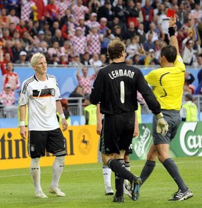 Bastian Schweinsteiger (Deutschland, li.) sieht die rote Karte von FIFA Schiedsrichter Frank de Bleeckere (Belgien), Torwart Jens Lehmann (Deutschland) kann auch nichts ausrichten Fußball EM Herren EURO 2008, Länderspiel, Nationalmannschaft, Nationaltrikot, Gruppe Klagenfurt