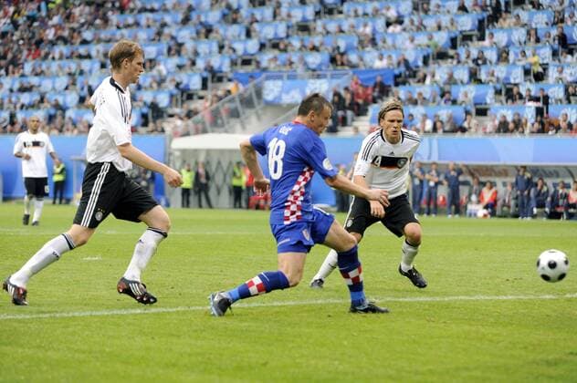 Ivica Olic (Kroatien, Mitte) erzielt das 2:0, Per Mertesacker (li.) und Clemens Fritz (beide Deutschland) kommen zu spät Fußball EM Herren EURO 2008, Länderspiel, Nationalmannschaft, Nationaltrikot, Kroatien - Deutschland 2:1 Gruppe Klagenfurt Dynamik,