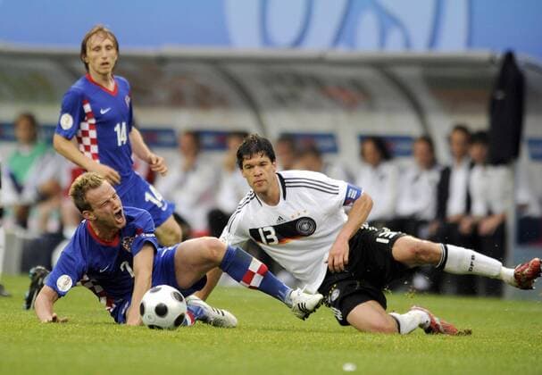 Ivan Rakitic (Kroatien, li.) gegen Michael Ballack (Deutschland) Fußball EM Herren EURO 2008, Länderspiel, Nationalmannschaft, Nationaltrikot, Kroatien - Deutschland 2:1 Gruppe Klagenfurt Dynamik,