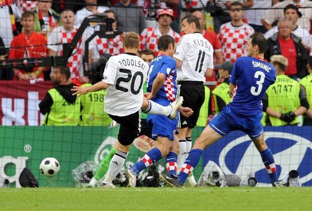 Lukas Podolski (Deutschland, li.) erzielt den Anschlusstreffer - Fußball EM Herren EURO 2008, Länderspiel, Nationalmannschaft, Nationaltrikot, Kroatien - Deutschland 2:1 Gruppe Klagenfurt Dynamik,