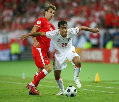 Roger Guerreiro (Polen, re.) gegen Andreas Ivanschitz (Österreich) - Fußball EM Herren Euro 2008, Länderspiel, Nationalteam, Nationaltrikot Gruppe Wien Dynamik,