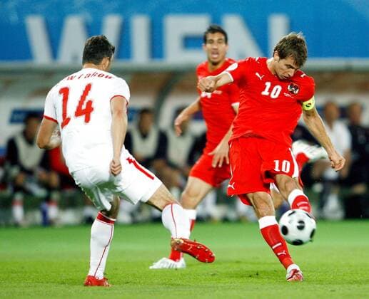 Andreas Ivanschitz (Österreich, re.) gegen Michal Zewlakow (Polen) -  Fußball EM Herren Euro 2008, Länderspiel, Nationalteam, Nationaltrikot, Österreich - Polen 1:1 Gruppe Wien Dynamik,