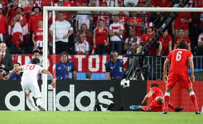 Roger Guerreiro (Polen, li.) erzielt das 1:0 -  (080612IDE088) Fußball EM Herren EURO 2008, Länderspiel, Nationalmannschaft, Nationaltrikot, Österreich - Polen 1:1 Gruppe Wien Dynamik,