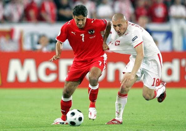 Ivica Vastic (Österreich, li.) gegen Mariusz Lewandowski (Polen) -  Fußball EM Herren Euro 2008, Länderspiel, Nationalteam, Nationaltrikot, Österreich - Polen 1:1 Gruppe Wien Dynamik,