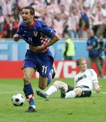 Darijo Srna (Kroatien) - Torjubel, hi. Marcell Jansen (Deutschland) - Fußball EM Herren Euro 2008, Länderspiel, Nationalteam, Nationaltrikot, Kroatien - Deutschland 2:1, Vdig Gruppe Klagenfurt Freude,