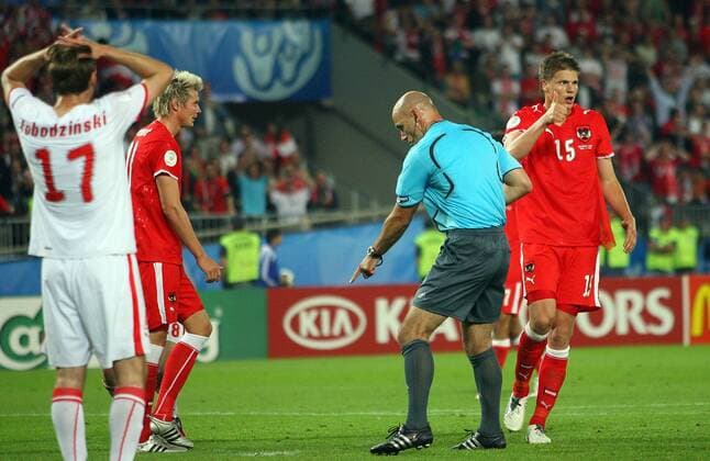 Schiedsrichter Howard Webb (England) entscheidet auf Elfmeter, Sebastian Prödl (Österreich) ist natürlich einverstanden - Fußball EM Herren EURO 2008, Länderspiel, Nationalteam, Österreich -Polen 1:1 Gruppe Wien