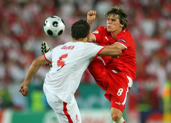 Christoph Leitgeb (Österreich, re.) im Zweikampf - Fußball EM Herren EURO 2008, Länderspiel, Nationalteam, Nationaltrikot, Polen - Österreich 1:1 Gruppe Wien Dynamik, Kampf,
