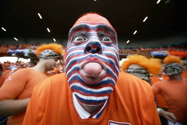 - Fanoriginal Niederlande - Streepjesman - Wouter Rexwinkel - Niederländischer Fan mit Gesichtsbemalung in den Landesfarben streckt die Zunge raus -  Fußball EM Herren Euro 2008, Länderspiel, Nationalteam, Vdig Porträt Bern Komik