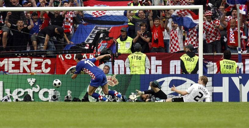 Ivica Olic (Kroatien, li.) trifft zum 2:0 gegen Torwart Jens Lehmann (Deutschland) -  Fußball EM Herren EURO 2008, Länderspiel, Nationalmannschaft, Nationaltrikot, Kroatien - Deutschland 2:1 Gruppe Klagenfurt