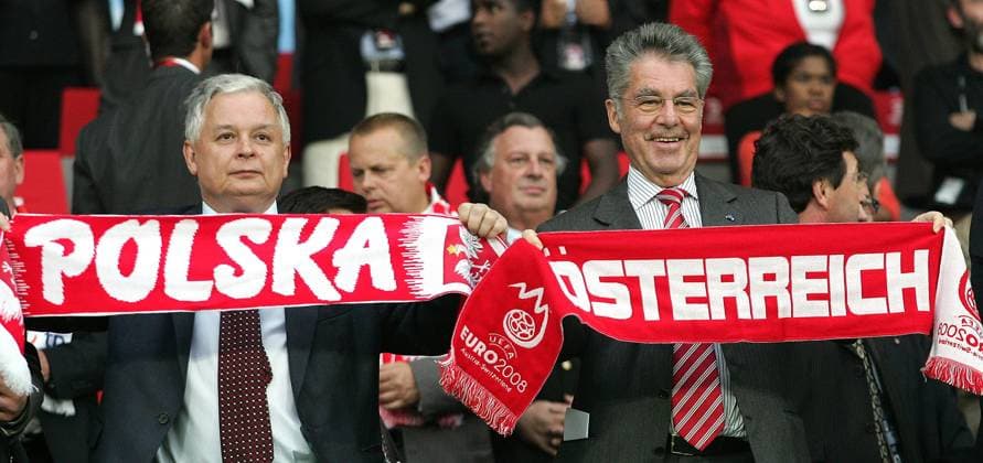 Staatspräsident Lech Kaczynski (Polen, li.) und Bundespräsident Heinz Fischer (Österreich) präsentieren auf der Ehrentribüne ihre Fanschals -  Fußball EM Herren Euro 2008, Länderspiel, Nationalteam, Vdig Gruppe Wien