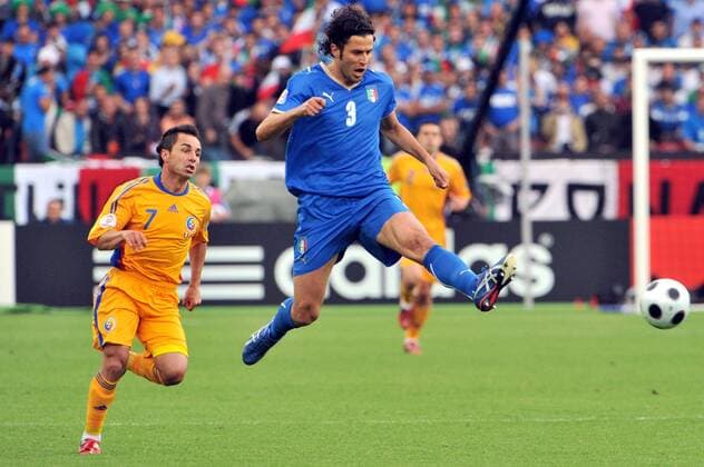 Fabio Grosso (Italien, re.) gegen Florentin Petre (Rumänien) -  Fußball EM Herren EURO 2008, Länderspiel, Nationalmannschaft, Nationaltrikot Gruppe Zürich Dynamik,