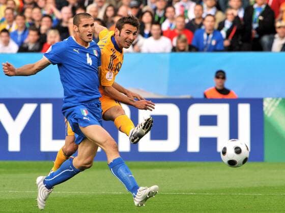 Giorgio Chiellini (Italien, li.) gegen Adrian Mutu (Rumänien) -  Fußball EM Herren EURO 2008, Länderspiel, Nationalmannschaft, Nationaltrikot Gruppe Zürich Dynamik,