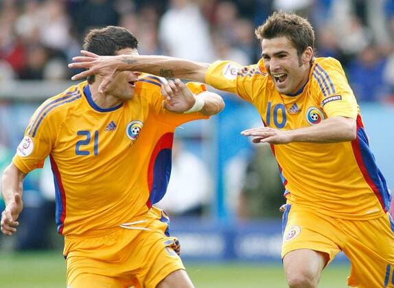 Adrian Mutu (re.) und Daniel Niculae (beide Rumänien) - Torjubel -  Fußball EM Herren EURO 2008, Länderspiel, Nationalmannschaft, Nationaltrikot Gruppe Zürich Begeisterung, Freude,