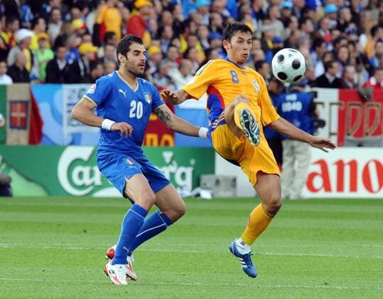 Paul Codrea (Rumänien, re.) gegen Simone Perrotta (Italien) - Fußball EM Herren EURO 2008, Länderspiel, Nationalmannschaft, Nationaltrikot Gruppe Zürich Dynamik,