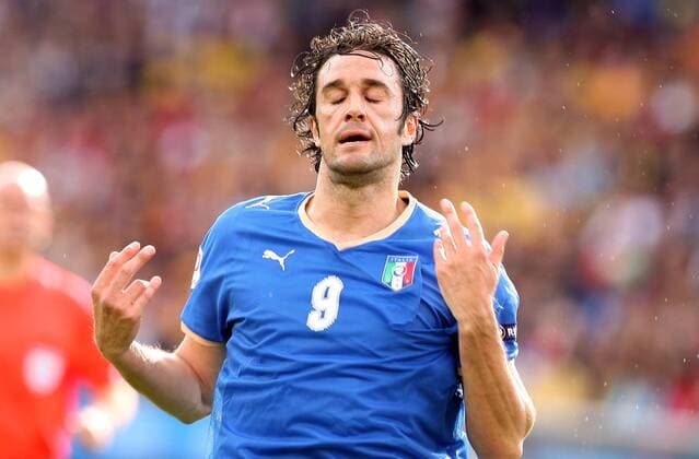 Luca Toni (Italien) enttäuscht -  Fußball Länderspiel Herren EURO 2008, EM, Nationalteam, Nationaltrikot, Italien Einzelbild Zürich Verzweiflung