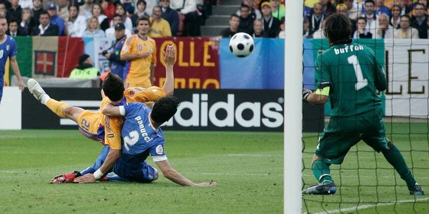 Christian Panucci (Italien, re.) foult Daniel Niculae (Rumänien) -  Fußball Länderspiel Herren EURO 2008, EM, Nationaltrikot, Nationalteam, Italien - Rumänien 1:1 Gruppe Zürich Dynamik, Kampf,