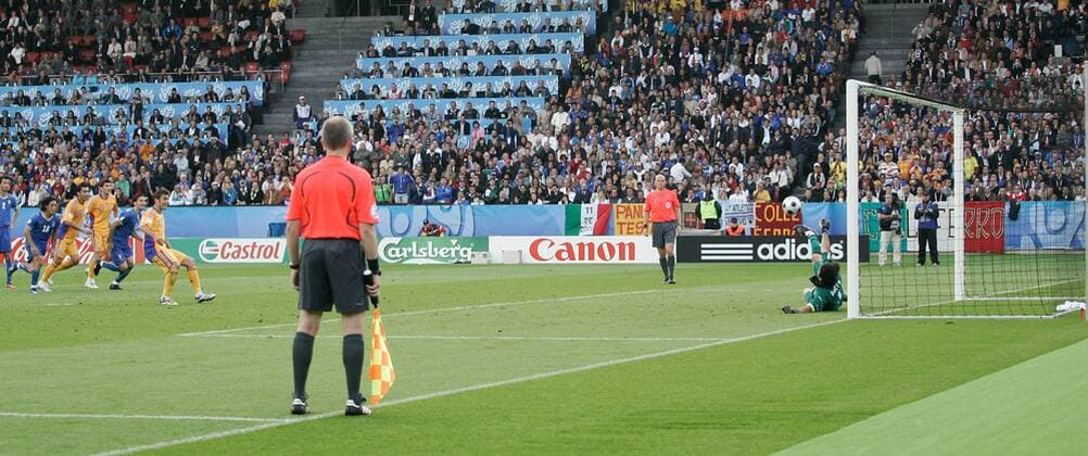 Torwart Gianluigi Buffon (Italien) pariert den Elfmeter von Adrian Mutu (Rumänien) -  Fußball Länderspiel Herren EURO 2008, EM, Nationaltrikot, Nationalteam, Italien - Rumänien 1:1 Totale Zürich Abwehr,