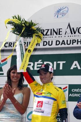Alejandro Valverde (Spanien Caisse d Epargne) im gelben Trikot bei der Siegerehrung der 5. Etappe des Criterium Du Dauphine Libere 2008 -  Radsport Herren Criterium Du Dauphine Libere 2008, ProTour, Straßenradsport, Straße, Rad Gruppe 5. Etappe: Ville La Grand - Morzine Freude,