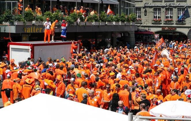 Niederländische Fans färben die Berner Innenstadt Orange ein -  Fußball EM Herren EURO 2008, Länderspiel, Nationalmannschaft, Fanfest, Oranje Orange o0 Zone Totale Bern Masse,