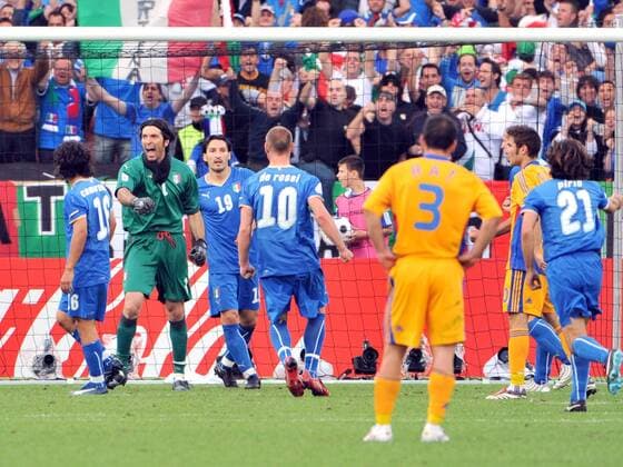 Torwart Gianluigi Buffon (Italien, 2.v.li.) jubelt über seinen gehaltenen Elfmeter -  Fußball EM Herren EURO 2008, Länderspiel, Nationalmannschaft, Nationaltrikot Totale Zürich Freude,