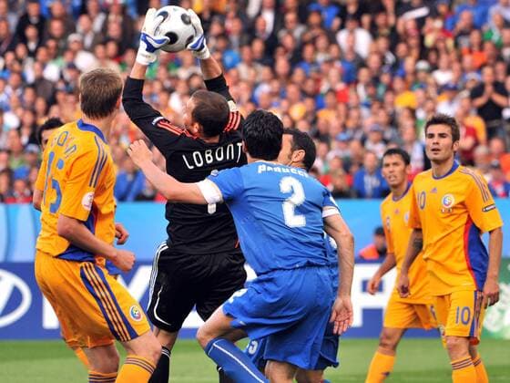 Torwart Bogdan Lobont (Rumänien) am Ball -  Fußball EM Herren EURO 2008, Länderspiel, Nationalmannschaft, Nationaltrikot Gruppe Zürich Dynamik,