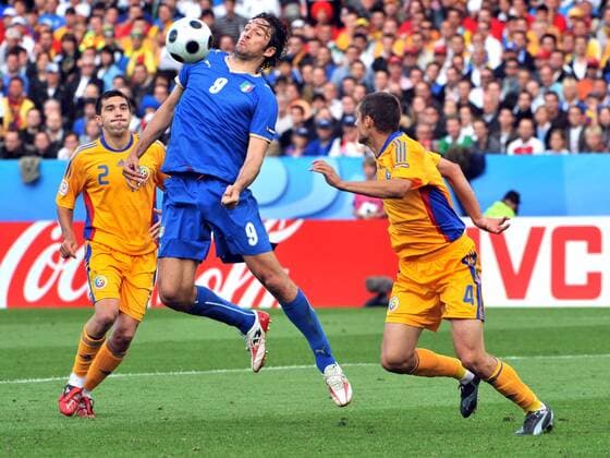 Luca Toni (Italien, Mitte) gegen Cosmin Contra (li.) und Gabriel Tamas (beide Rumänien) -  Fußball EM Herren EURO 2008, Länderspiel, Nationalmannschaft, Nationaltrikot Gruppe Zürich Dynamik,