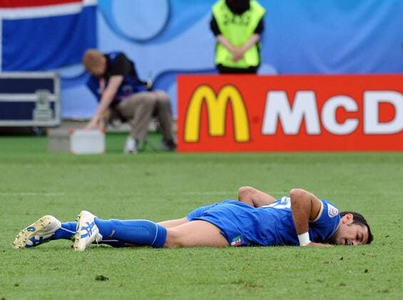 Fabio Quagliarella (Italien) enttäuscht am Boden - Fußball Länderspiel Herren EURO 2008, EM, Nationalteam, Nationaltrikot Einzelbild Zürich