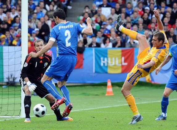 Christian Panucci (Italien, li.) gegen Torwart Bogdan Lobont und Gabriel Tamas (beide Rumänien) - Fußball Länderspiel Herren EURO 2008, EM, Nationalteam, Nationaltrikot, Rumänien - Italien 1:1 Gruppe Zürich Dynamik,
