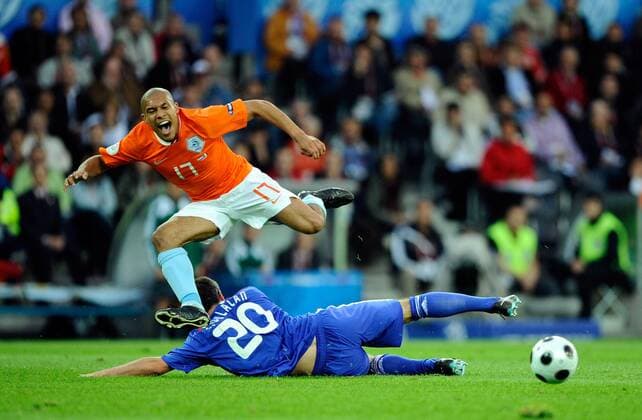 Nigel de Jong (Niederlande, li.) gegen Jeremy Toulalan (Frankreich) - Fußball EM Herren EURO 2008, Länderspiel, Nationalmannschaft, Nationaltrikot Gruppe Bern Dynamik,