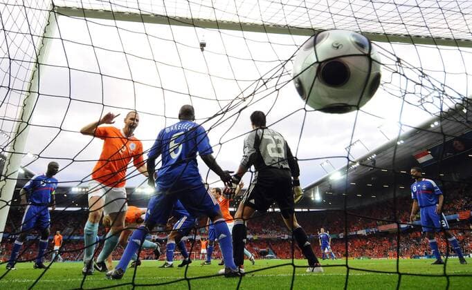 Andre Ooijer (Niederlande, li.) jubelt über das 1:0 gegen Claude Makelele und Torwart Gregory Coupet (beide Frankreich) - Fußball EM Herren EURO 2008, Länderspiel, Nationalmannschaft, Nationaltrikot Gruppe Bern Freude,