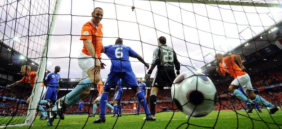 Andre Ooijer (li.) und Nigel de Jong (re., beide Niederlande) jubeln über das 1:0 gegen Torwart Gregory Coupet und Claude Makelele (beide Frankreich) - Fußball EM Herren EURO 2008, Länderspiel, Nationalmannschaft, Nationaltrikot Gruppe Bern Dynamik, Freude,