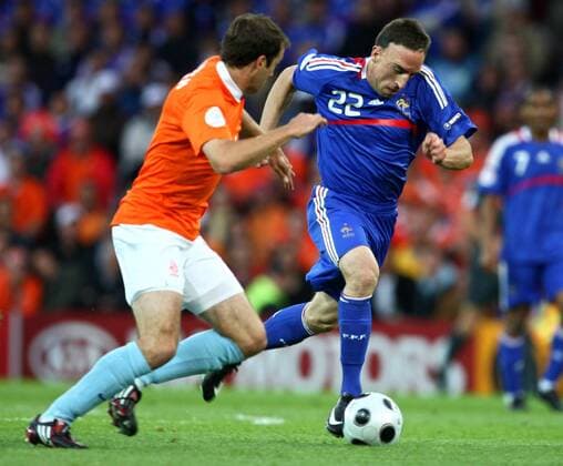Franck Ribery (Frankreich, re.) gegen Joris Mathijsen (Niederlande) -  Fußball Länderspiel Herren EURO 2008, EM, Nationaltrikot, Nationalteam, Frankreich - Niederlande Gruppe Bern Dynamik,