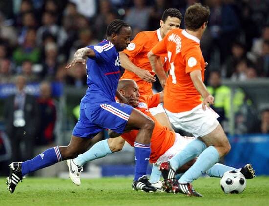 Sidney Govou (Frankreich, li.) im Duell -  Fußball Länderspiel Herren EURO 2008, EM, Nationalteam, Nationaltrikot, Frankreich - Niederlande Gruppe Bern Überlegenheit,