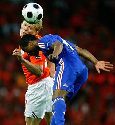 Dirk Kuyt (Niederlande, li.) gegen Patrice Evra (Frankreich) -  Fußball Länderspiel Herren EURO 2008, EM, Nationalteam, Nationaltrikot, Frankreich - Niederlande Gruppe Bern Dynamik,