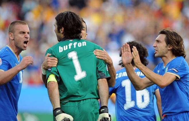 Daniele de Rossi (li.) und Andrea Pirlo (re.) jubeln mit Torwart Gianluigi Buffon (alle Italien) - Fußball EM Herren EURO 2008, Länderspiel, Nationalmannschaft, Nationaltrikot Gruppe Zürich Freude,
