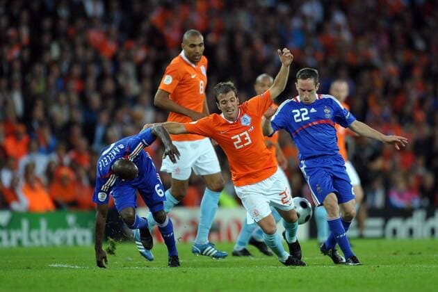 Rafael van der Vaart (Niederlande, Mitte) gegen Claude Makelele (li.) und Franck Ribery (beide Frankreich) -  Fußball EM Herren Euro 2008, Länderspiel, Nationalteam, Nationaltrikot, Frankreich - Niederlande Gruppe Bern Dynamik,