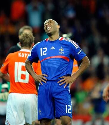 Thierry Henry (Frankreich) verzweifelt - Fußball Länderspiel Herren EURO 2008, EM, Nationalteam, Nationaltrikot Einzelbild Bern Enttäuschung,
