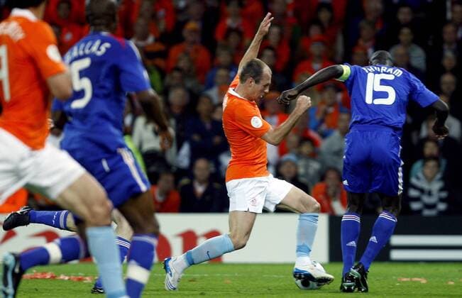 Arjen Robben (Niederlande, li.) gegen Lilian Thuram (Frankreich) -  - NOxONLINExUSE Fußball Länderspiel Herren EURO 2008, EM, Nationalteam, Nationaltrikot, Frankreich - Niederlande 1:4 Gruppe Bern Dynamik,