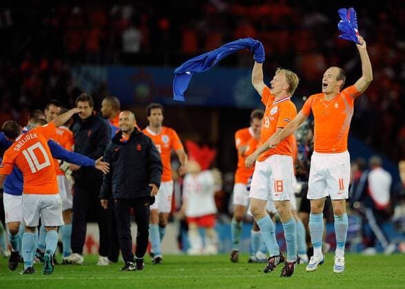 Arjen Robben (li.) und Dirk Kuyt (beide Niederlande) - Schlussjubel - Fußball EM Herren EURO 2008, Länderspiel, Nationalmannschaft, Nationaltrikot Gruppe Bern Freude,