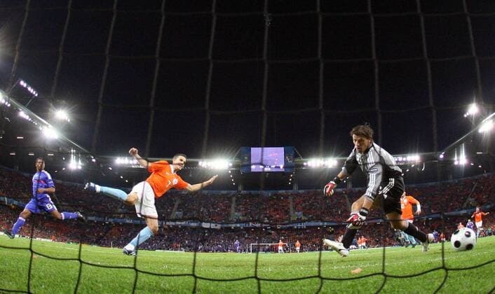 Robin van Persie (Niederlande, li.) trifft zum 3:1 gegen Torwart Gregory Coupet (Frankreich) - Fußball EM Herren EURO 2008, Länderspiel, Nationalmannschaft, Nationaltrikot Gruppe Bern Dynamik,