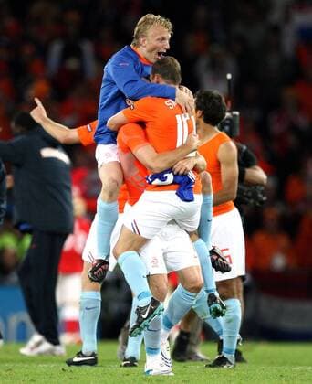 Dirk Kuyt (li.) und Wesley Sneijder (beide Niederlande) - Schlussjubel -  Fußball Länderspiel Herren EURO 2008, EM, Nationaltrikot, Nationalteam Gruppe Bern Freude, Begeisterung,