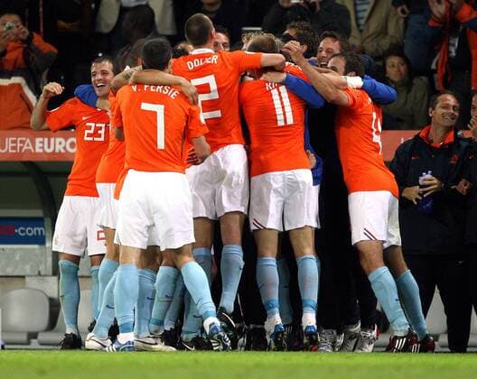 Jubel Niederlande -  Fußball Länderspiel Herren EURO 2008, EM, Nationaltrikot, Nationalteam Gruppe Bern Freude, Begeisterung,
