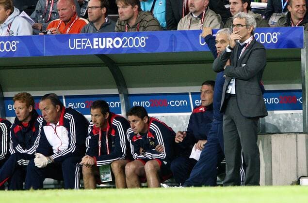 Nationaltrainer Raymond Domenech (Frankreich, re.) nachdenklich -  Fußball Länderspiel Herren EURO 2008, EM, Nationalteam Gruppe Bern Enttäuschung,
