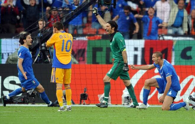 Torwart Gianluigi Buffon (Italien) jubelt nach dem gehaltenen Elfmeter von Adrian Mutu (Rumänien) Fußball EM Herren Euro 2008, Länderspiel, Nationalteam, Nationaltrikot, Italien - Rumänien 1:1 Gruppe Zürich Freude,
