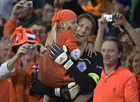 Edwin van der Sar (Niederlande) - Schlussjubel mit seiner Tochter Lynn Fußball EM Herren Euro 2008, Länderspiel, Nationalmannschaft, Nationaltrikot Gruppe Bern Fußball EM Herren Euro 2008, Länderspiel, Nationalmannschaft, Nationaltrikot Gruppe Bern