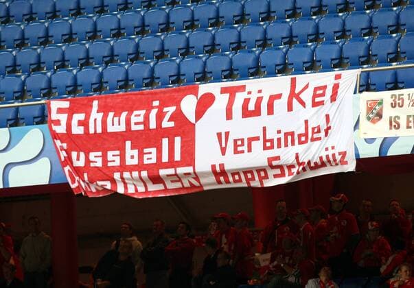 Plakat zur Völkerverständigung: Schweiz, Türkei, Fussball verbindet, Danke Inler, Hopp Schwiiz Fußball EM Herren Euro 2008, Länderspiel, Nationalteam, Schweiz - Türkei 1:2 Totale Basel Kameradschaft, 