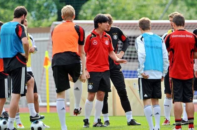 Bundestrainer Joachim Löw (Deutschland, Mitte) -  Fußball EM Herren Euro 2008, Training, Nationalteam, Gruppe Ascona